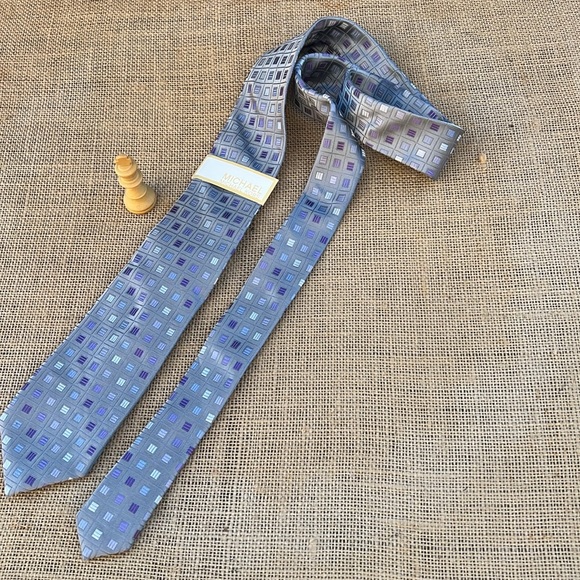 🎯NWT Michael Kors 100% Silk tie Geo Design gray lavender - Picture 3 of 6